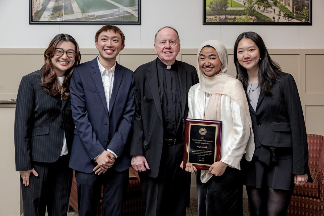 4月26日, 2024 -- 电子游戏软件's Aquino Scholarship banquet and presentation in McElroy Hall's Faculty Dining  Room. The keynote presentation, “Dumplings Make the World Go & 轮,，是李祥琳(Irene Shiang Li)的虚拟回答, co-founder of Mei Mei Dumplings and Prepshift (introduced by Jonathan Maeng, 亚洲党团会议共同主席选举). 哈南·沙是获胜者.
L-R: Chloe Wu; Hanan Sjah (winner); Fr. 威廉·P. 莱希,年代.J.; 凯文·唐; and Kristen Kim
